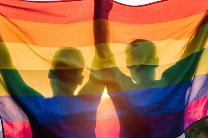 “Quando dopo un bacio segue un pugno: l’omofobia in Italia”