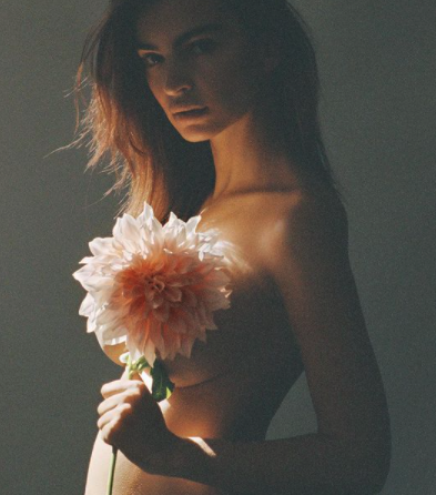 Emily Ratajkowski: “Non sapremo il sesso del bambino finché non avrà 18 anni e sarà lui, o lei, a farcelo sapere”. Riflessioni di psicologia.